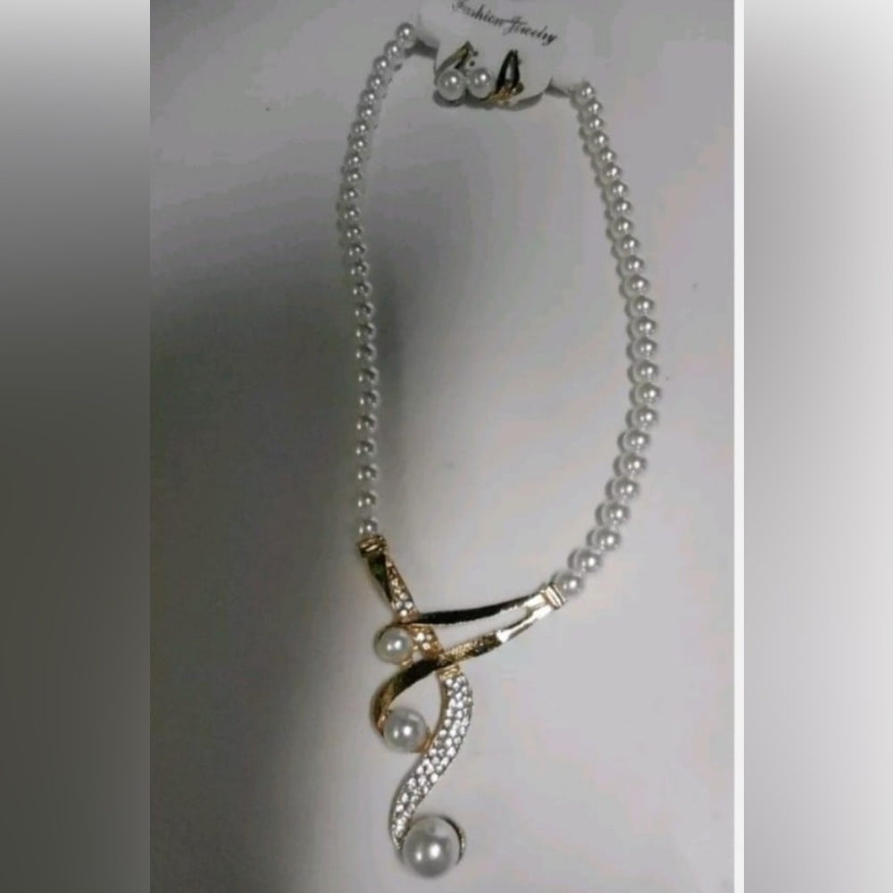CURVEY PEARL & CRYSTAL  SOLID STATEMENT NECKLACE &  PIERCED EARRINGS SET NEW